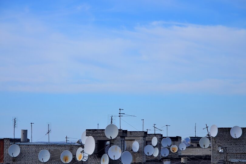 antenas parabólicas en una comunidad de vecino